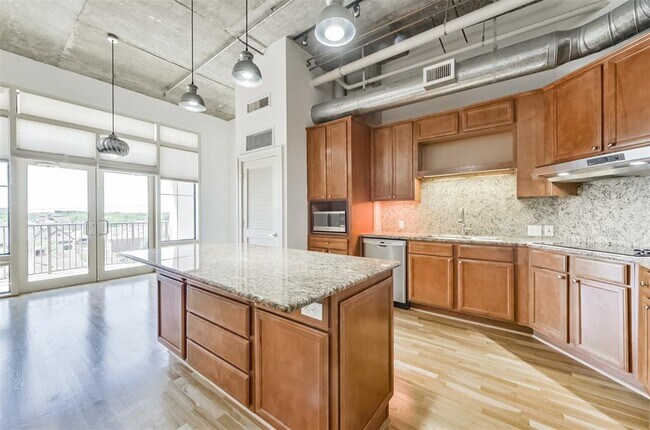 Building Photo - 1616 Fountain View Dr