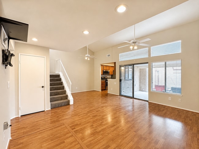 Building Photo - Beautiful 2 Bedroom Condo with fresh paint, flooring for Rent