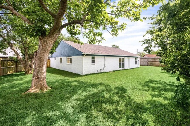 Building Photo - Recently Remodeled 3 bed, 2 bath, with 2-car Garage!