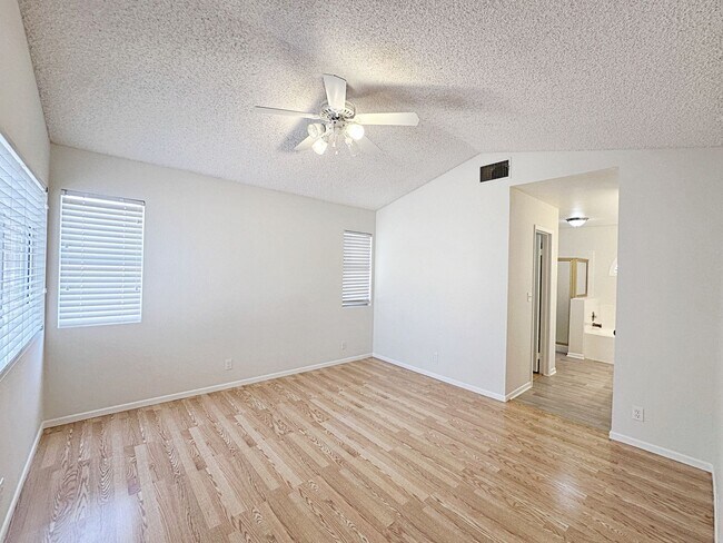 Building Photo - 4 BEDROOM 2.5 BATH HOME
