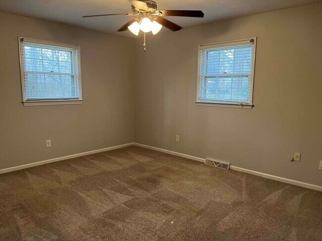 Building Photo - Caroline St. - 3BR / 2BA