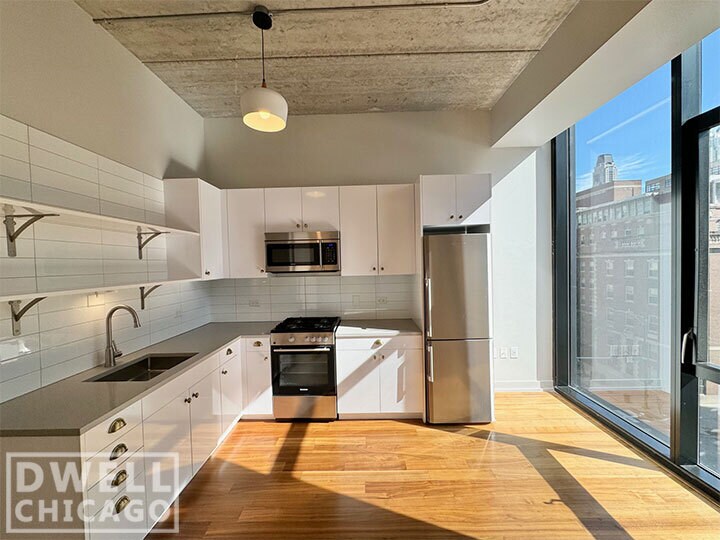 Building Photo - 640 N La Salle Dr