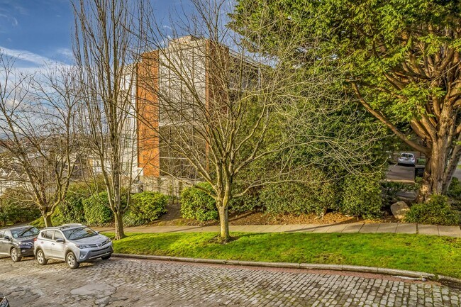 Building Photo - 1 Bedroom 1 Bathroom Eastlake Condo W/ Stunning Views