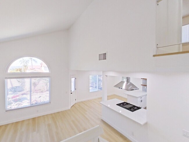 Building Photo - Beautifully remodeled 3 bed / 2.5 bathroom...