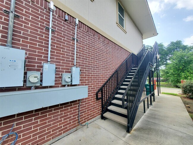 Building Photo - 501 E Davis St