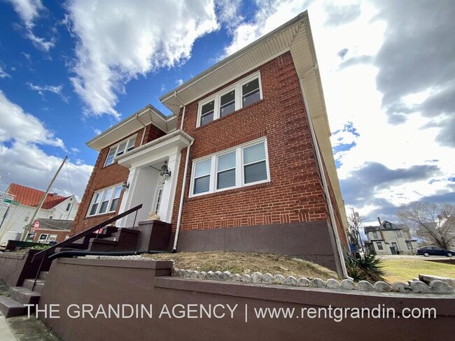 Building Photo - 202 Elm Ave