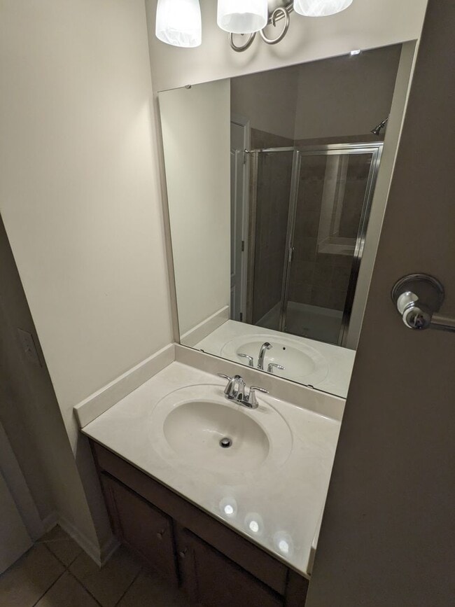 Building Photo - Stunning 7 Bedroom House with a Loft and U...