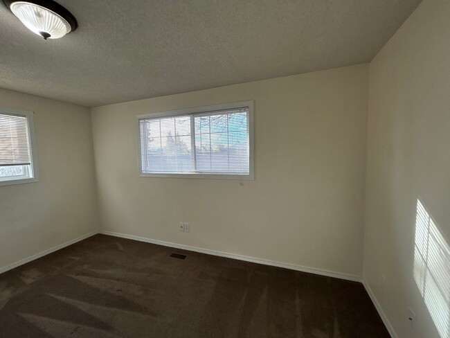 Building Photo - 2 Bedroom / 1.5 Bathroom Duplex in Redmond...