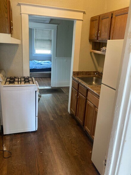 kitchen - 1980 Cowden Ave
