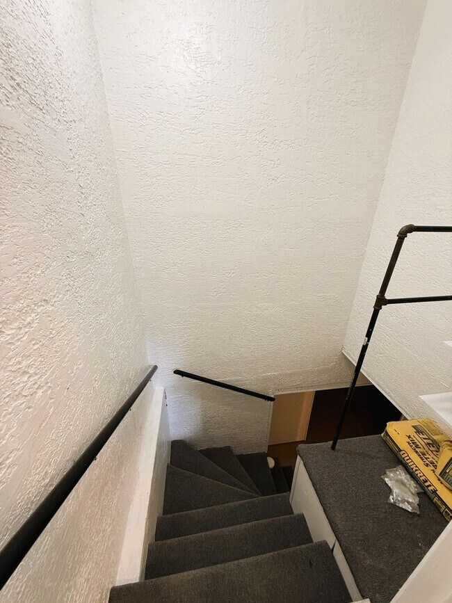 Building Photo - Fully Rehabbed 3 bedroom, 1 bathroom Renta...