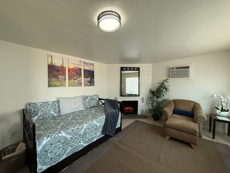 Building Photo - 1702 N Greasewood Rd