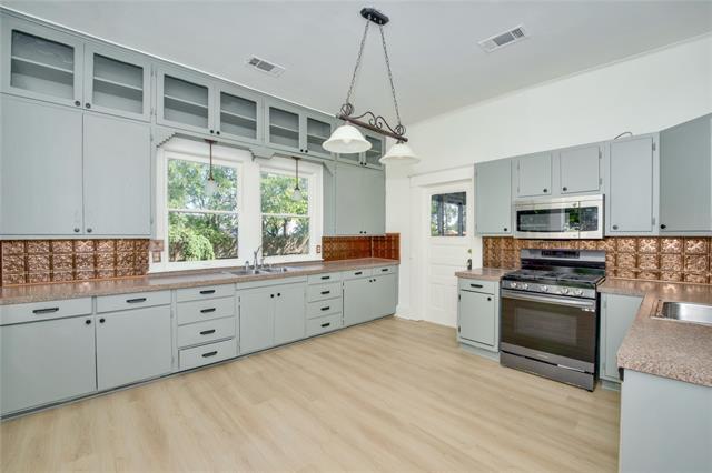 Building Photo - 201 E Pecan St