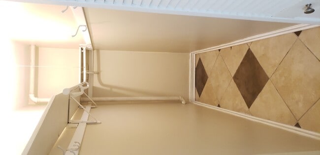 Building Photo - 1906 Grove Ave