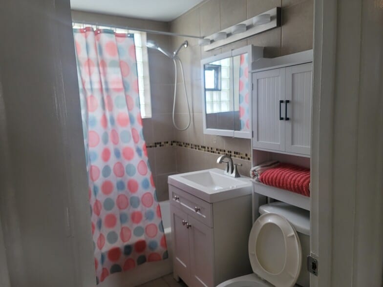 Bathroom - 14115 S Dearborn St