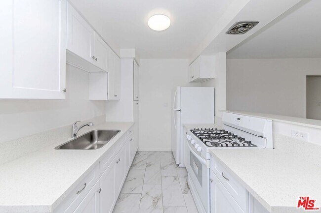 Building Photo - 711 S Sierra Vista Ave