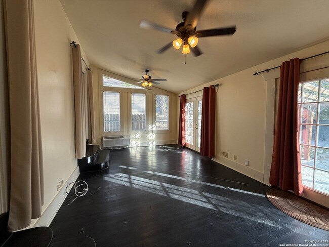 Building Photo - 334 W Gramercy Pl