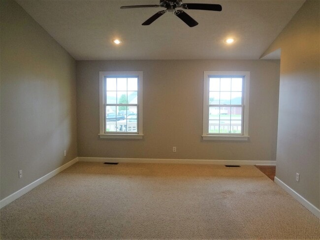 Building Photo - Spacious Detached Home in Great Location a...