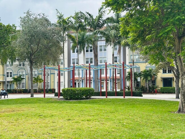 Building Photo - 533 NE 3rd Ave