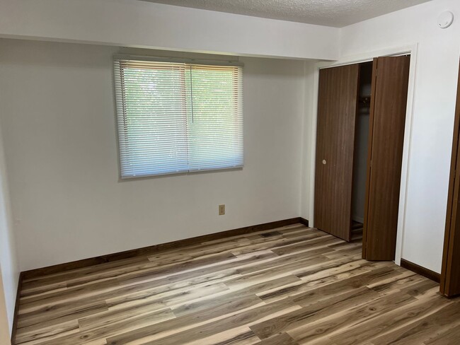 Building Photo - 4 Bedroom, 1.5 Bathroom Duplex on Blooming...