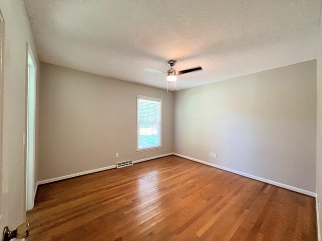 Building Photo - ~~ Spectacular Updated Ranch Home ~~