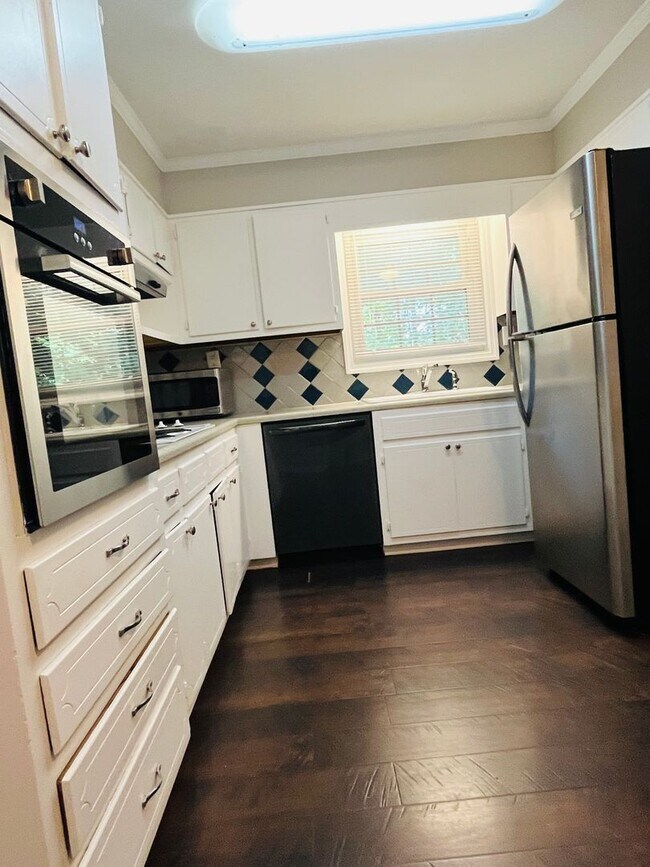 Building Photo - Cute cottage! 3 bed, 2 full bath, large bo...