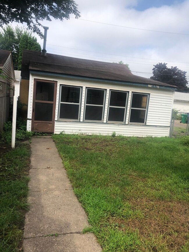 Building Photo - LARGE 3BED/1BATH/GARAGE/YARD - SINGLE FAMI...