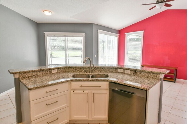 Building Photo - MOVE-IN READY 5 Bed 3.5 Bath Home in Daven...