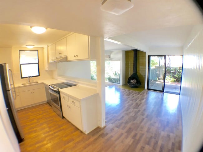 Primary Photo - 328 Glenneyre St