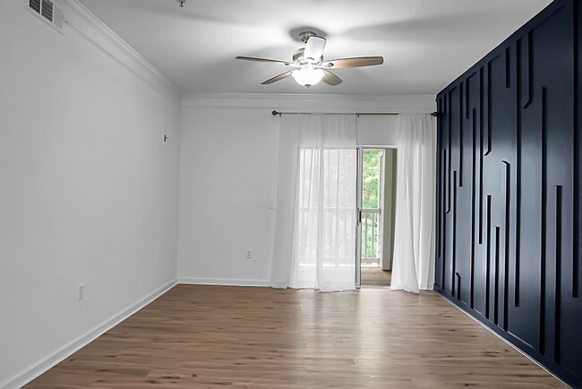 Building Photo - MOVE IN SPECIAL - 50% off First Month's Re...