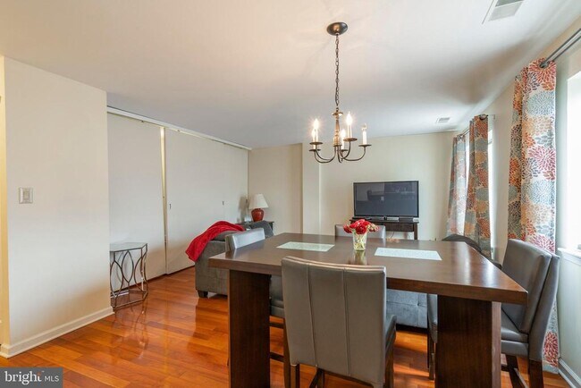 Building Photo - 700 Pennock St