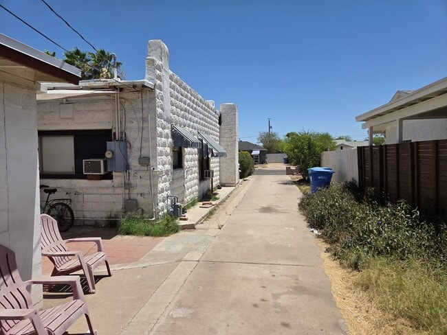 Building Photo - Phoenix 3 Bed/3 Bath in Coronado!