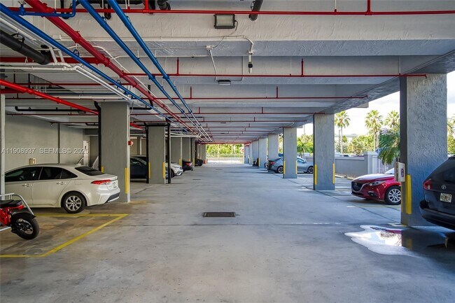 Building Photo - 2642 Collins Ave