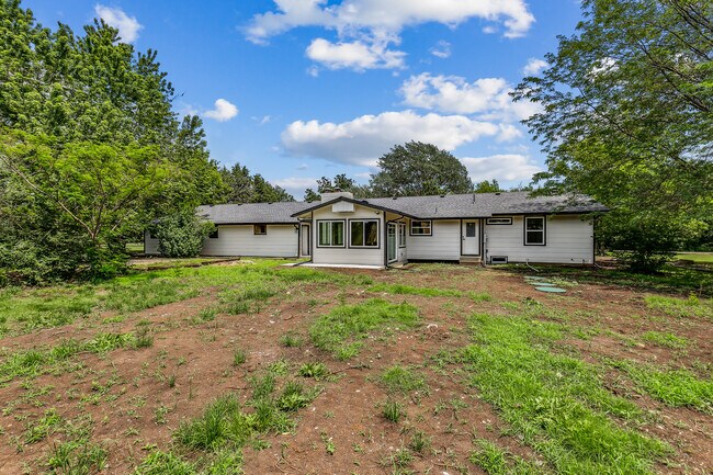 Building Photo - 2243 N Lynnwood Dr