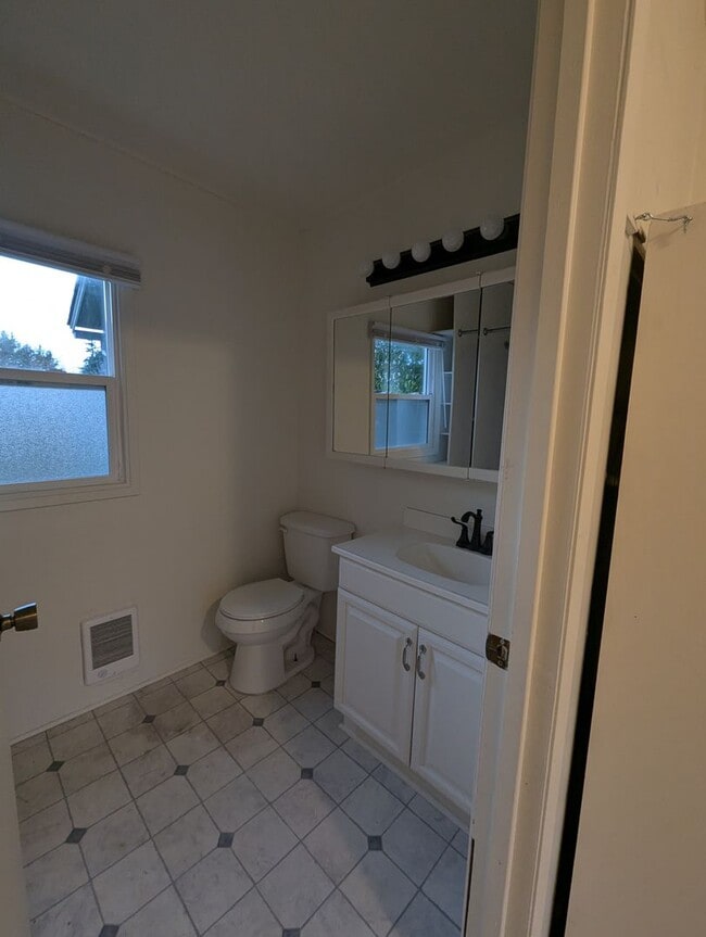 Building Photo - $600 Move In Credit! Charming Country Home in Silver Creek