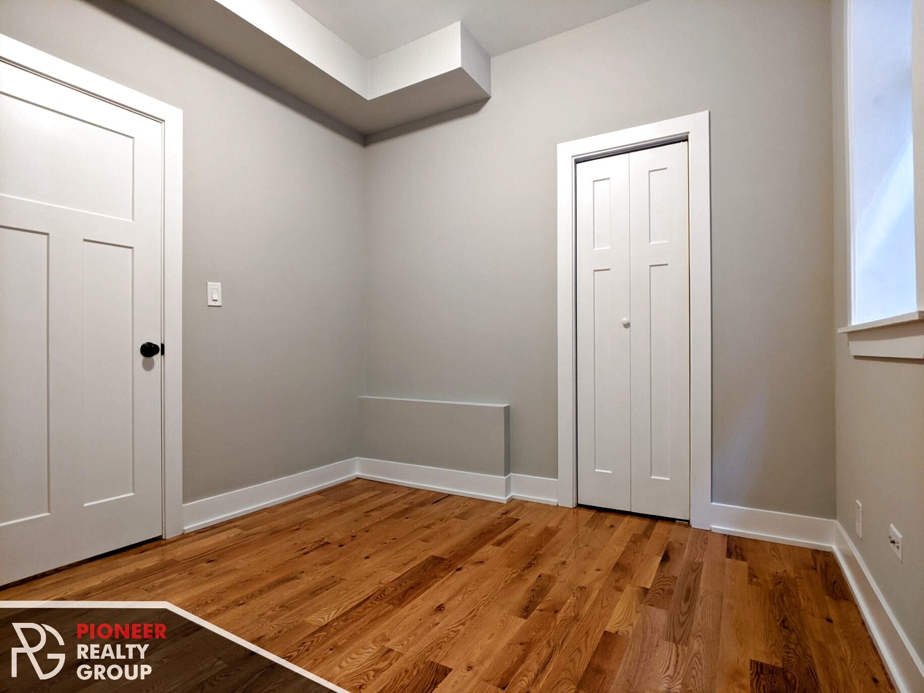 Building Photo - 635 W Oakdale Ave