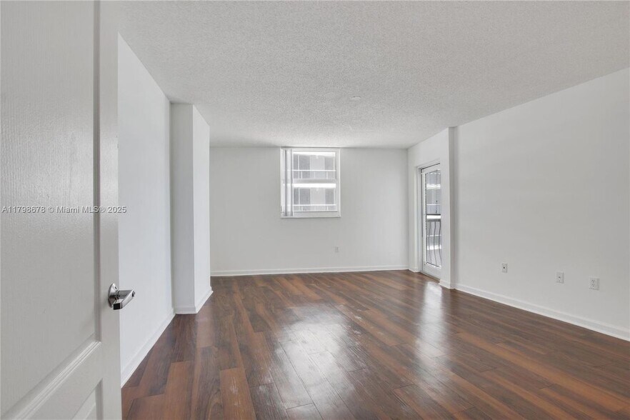 Building Photo - 1756 N Bayshore Dr