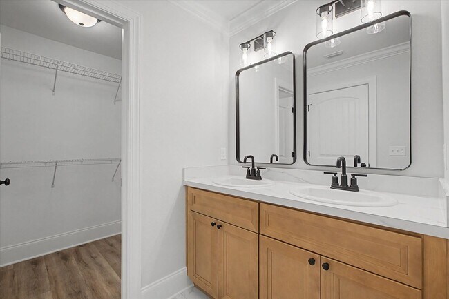 Building Photo - 4 Bedroom Home Available Now!