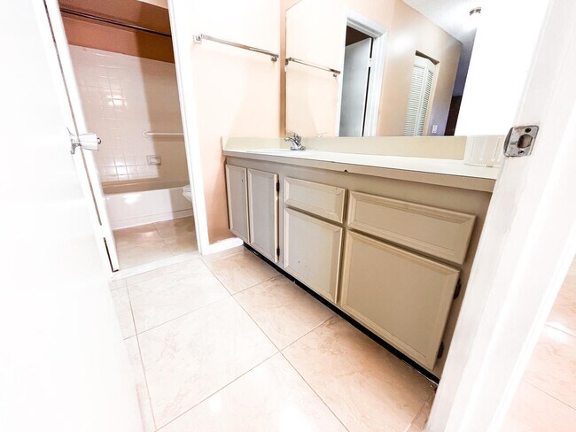 Building Photo - 5939 Forest Hill Blvd