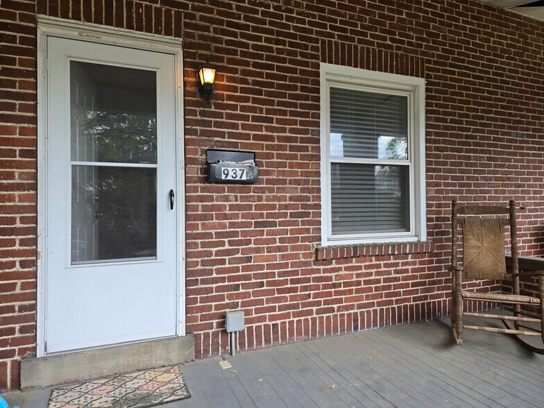 Primary Photo - 937 S Poplar St