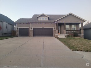 Building Photo - Amazing 4 Bedroom in West Omaha With Acces...