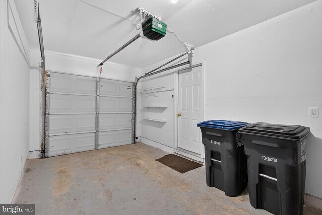 Building Photo - 2432 Clover Field Cir
