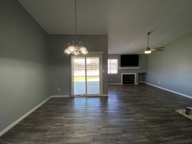 Building Photo - Newley Remodeled 3 BD 2 BA house on corner...