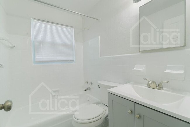 Building Photo - 801 N Sapodilla Ave