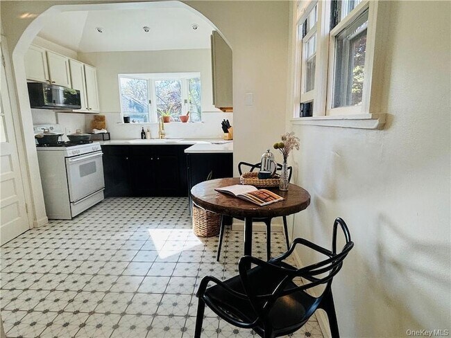 Building Photo - 194 N Midland Ave