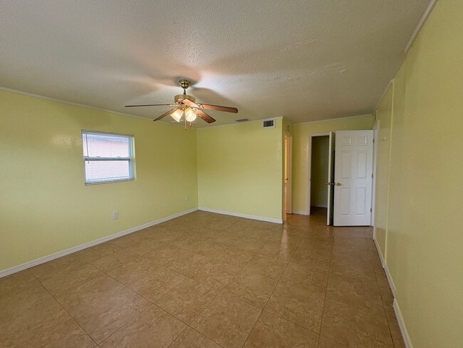 Building Photo - For Rent: 4-Bedroom Home in Lakeland