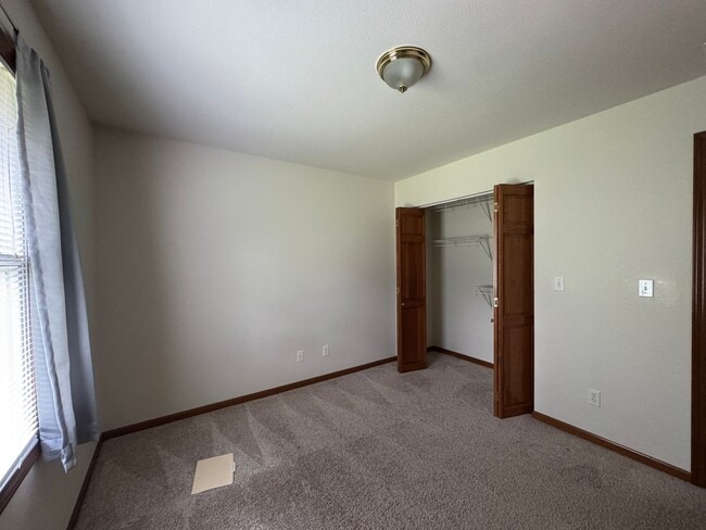Building Photo - Beautiful, Well Maintained Condo!