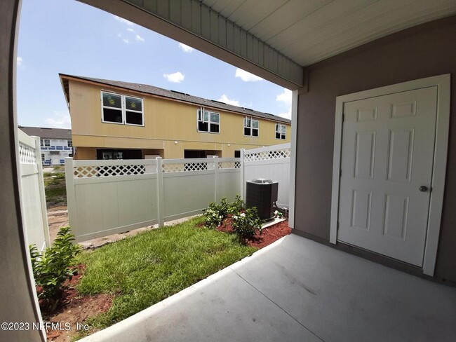 Building Photo - Beautiful 3/2.5 Townhouse located Oakleaf!