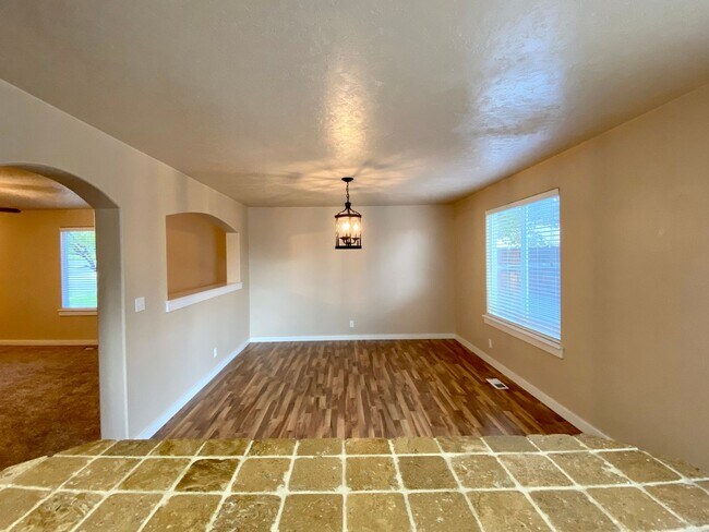 Building Photo - Lovely 4 Bedroom (+ Large bonus room) in B...