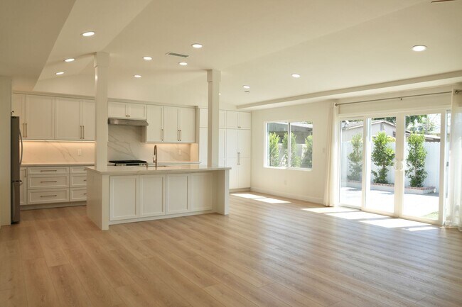 Building Photo - Beautifully Renovated 3B/2BA Home in La Ha...