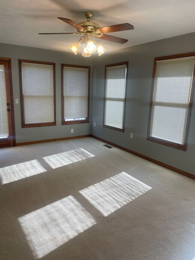 Building Photo - LaFollette 37766 - Charming Ranch-Style 3 ...